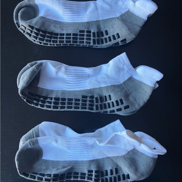 Non skid socks with rubber bottoms. Rative socks - Picture 8 of 8